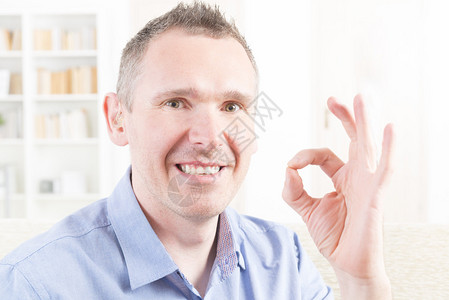 使用手语微笑的聋哑人背景图片