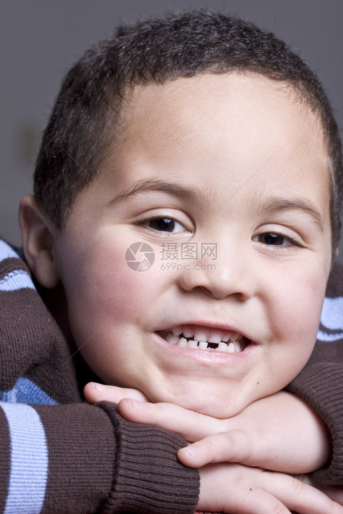 怀着微笑的婴儿牙齿失图片