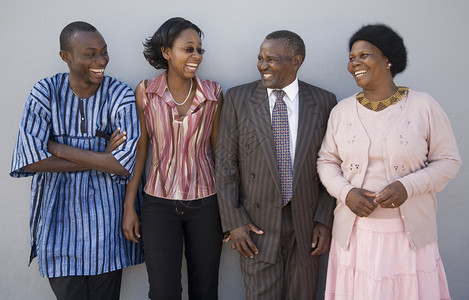 4个非洲人站在一起高清图片