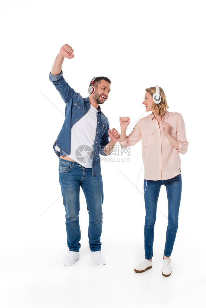 快乐的年轻夫妇跳舞和用耳机监听音乐图片