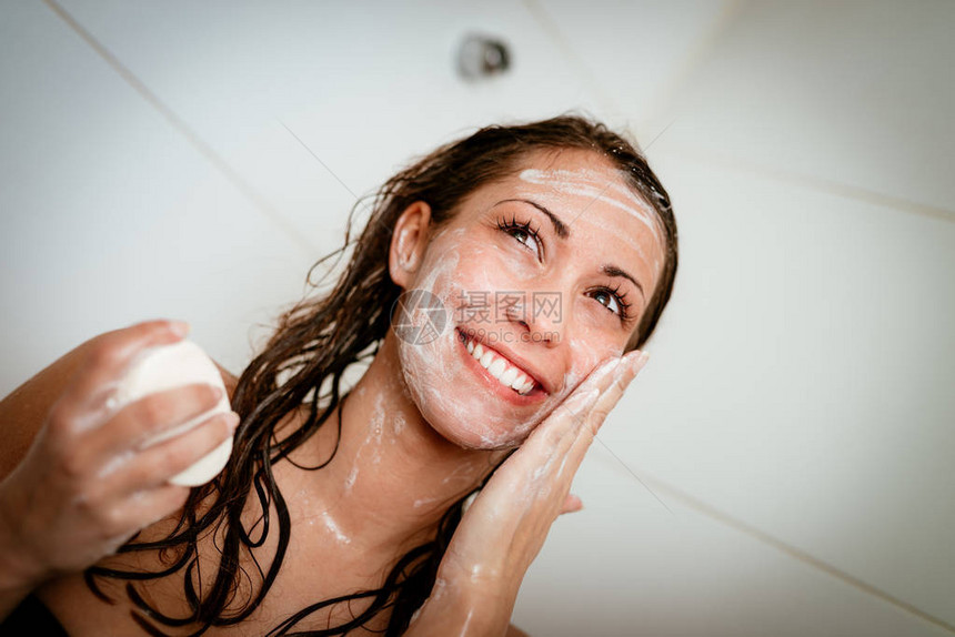在浴室用肥皂洗脸的图片