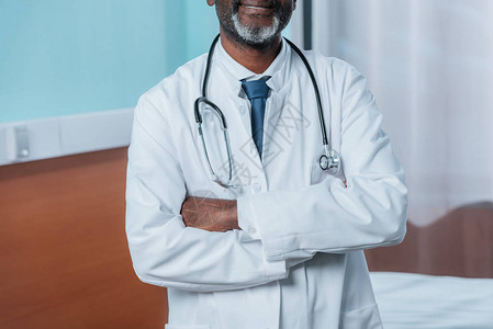 非洲裔美国医生双手交叉站立的裁剪图像图片