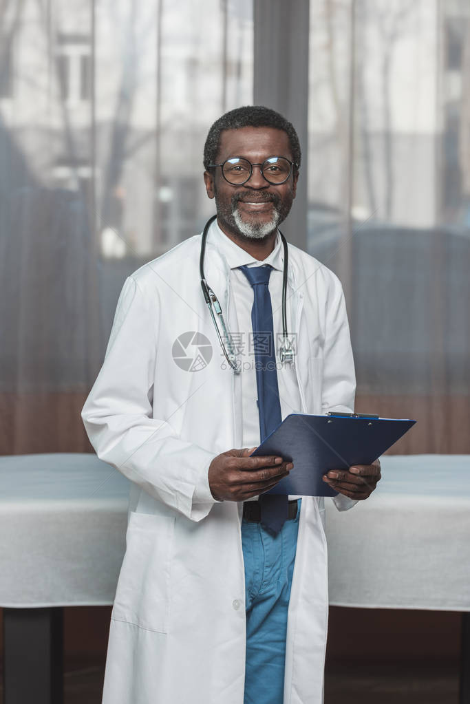 微笑的非洲美国医生站在图片