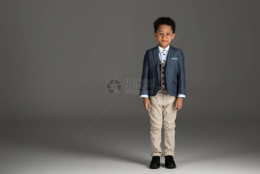 可爱的非洲裔美国男孩穿着灰色西装图片