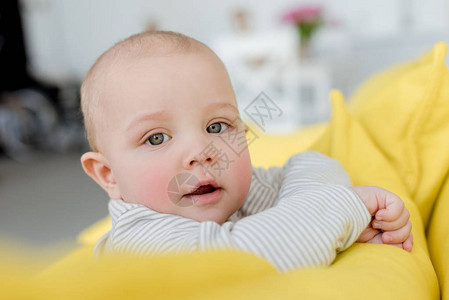 黄色沙发上可爱的小宝贝男孩图片