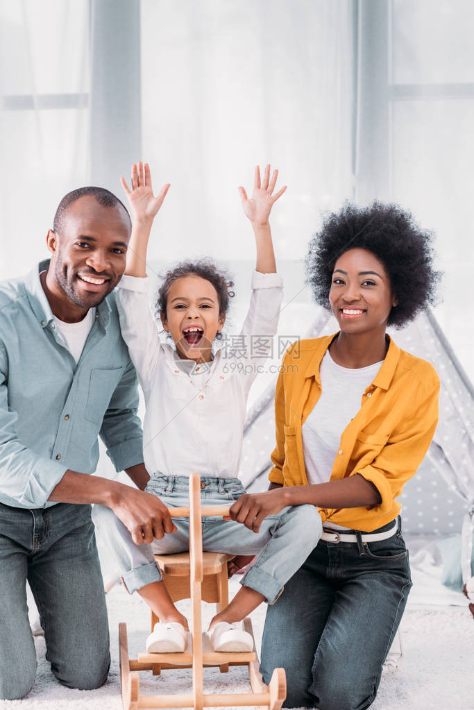 African美国父母和女儿在家里图片