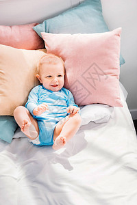 躺在床上的笑小婴儿图片