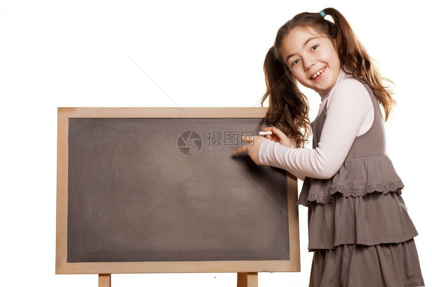小女孩站在黑板旁边用手指着黑图片