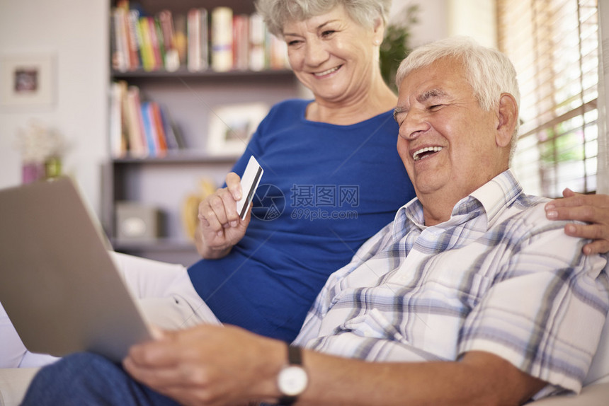 网际網絡帮助我们支付帐单快乐的老年图片