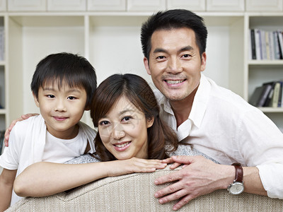 一个亚洲家庭的画像图片