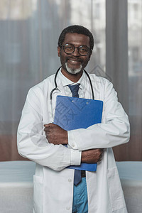 有剪贴板的微笑的非洲裔美国医生图片