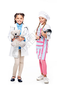身着医生和厨师服装的学童与泰迪熊站在一起图片