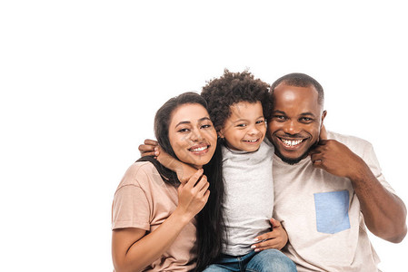 快乐的非裔美国男孩拥抱父母笑着在摄像机上微笑图片