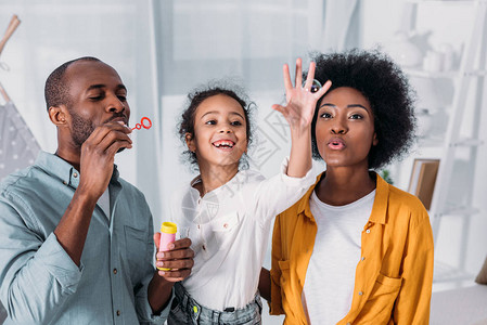快乐的非裔美国父母和女儿在家制图片