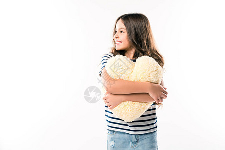 微笑的孩子拥抱着心形枕头的婴儿图片