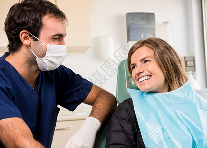 年轻牙医和病人图片