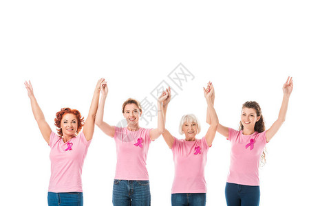 身穿粉色T恤戴着乳腺癌意识丝带的女手牵图片