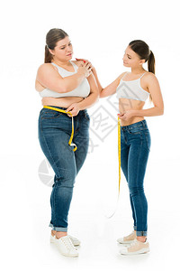 支持悲伤的超重妇女用白色隔离的测量胶带图片
