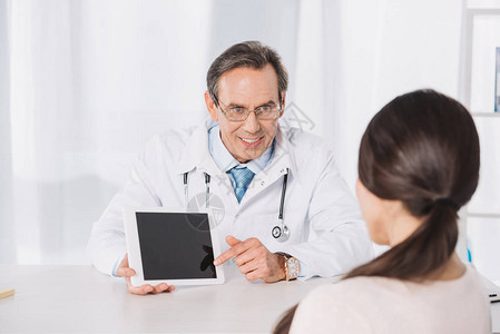 医生在药片上向女病人图片