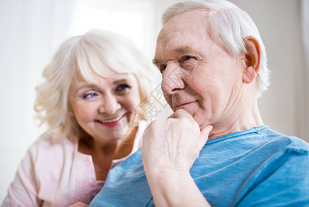 快乐的老年情侣在家一起放背景图片