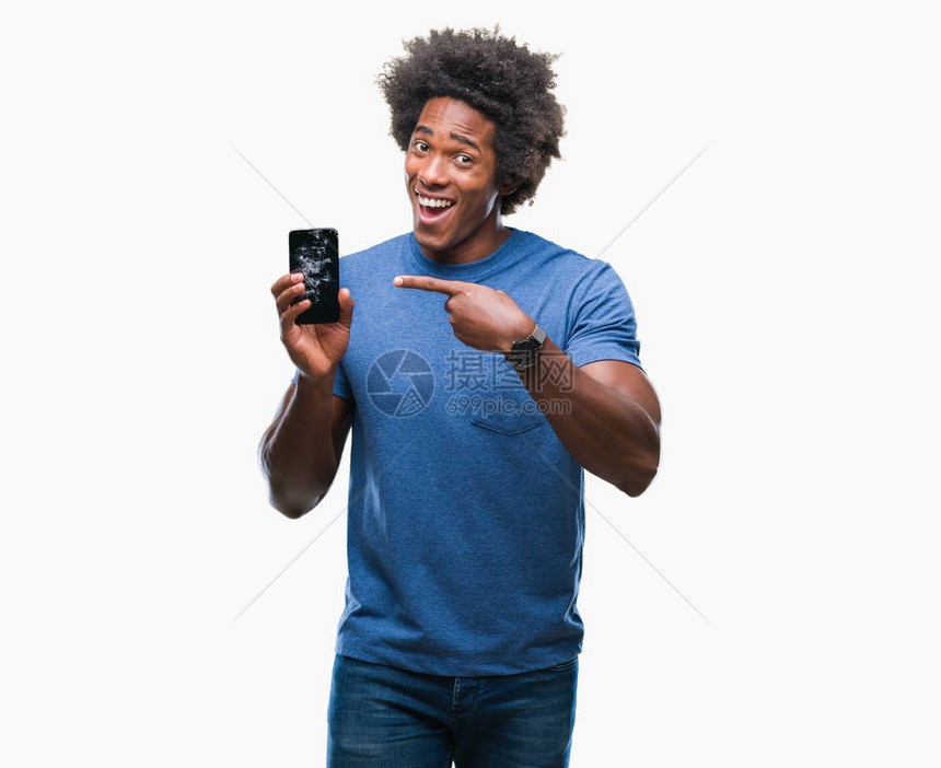 非裔美国人在孤立的背景中拿着破碎的智能手机图片