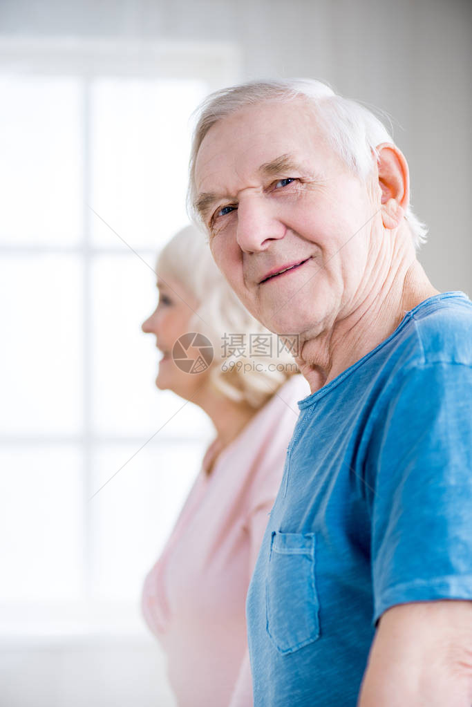 在家快乐的老年情侣图片