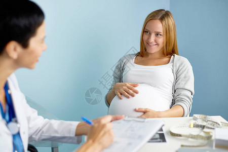 听她的医生的年轻孕妇图片