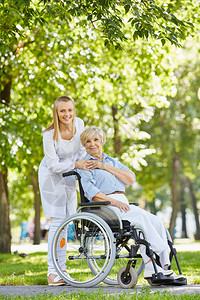 年幼护士和坐轮椅的高级病人在图片