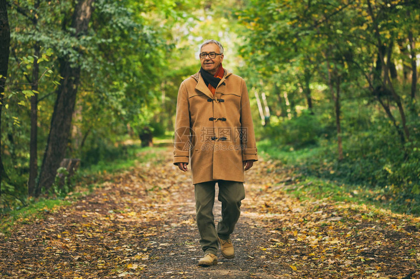 秋天在公园散步的快乐老人图片