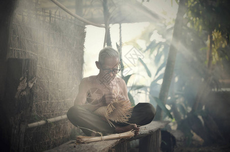 亚洲生活老人叔祖父在家工作亚洲老人认真生活在泰国农村生活农村编图片