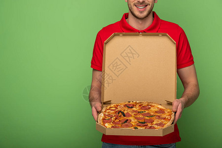 持绿色披萨盒的红色制服装着鲜脸带图片