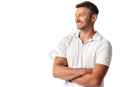 身穿白色T恤的快乐男人站在图片