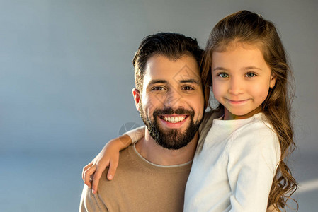 快乐的父亲和女儿的肖图片