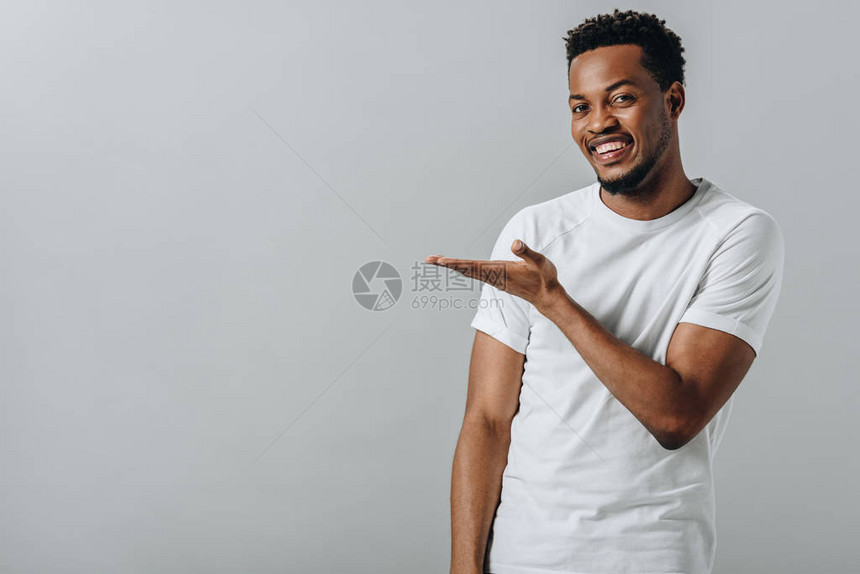 身穿白色T短裤的非裔美国人男子用手对准图片