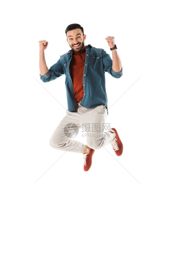 快乐的男子跳跃和显示赢家姿态图片