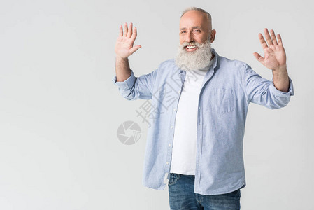快乐的长胡子长胡子高大男子举起双臂图片