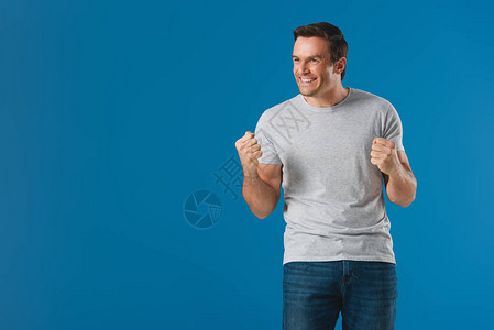 快乐的男子握着拳头望图片