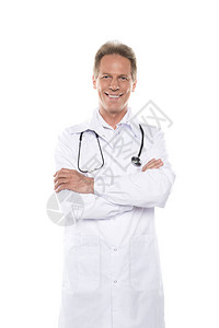 穿着白大衣和颈部听诊器的中年笑着微笑的中年医生图片