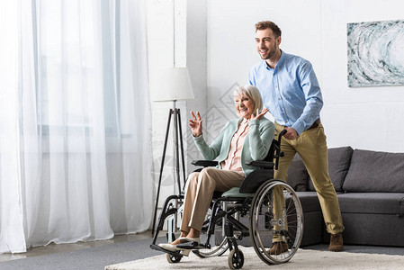 持轮椅残疾老年母亲带图片