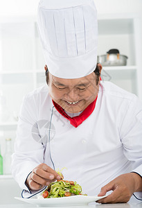 具有创意的厨师烹饪在食品配制过程中做图片