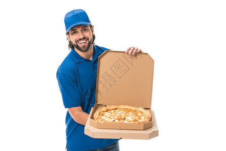 快乐的送货员把披萨装在箱子里图片