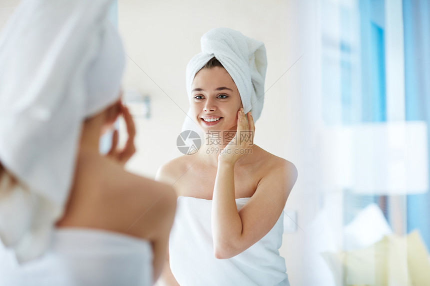 洗完澡后站在镜子图片