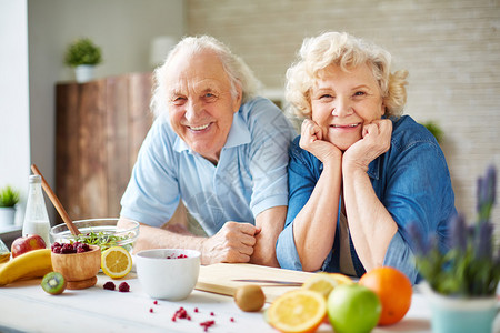 快乐的老年男人和女人在图片
