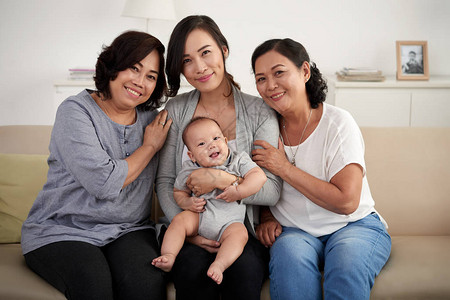 亚洲家庭三代女肖像图片