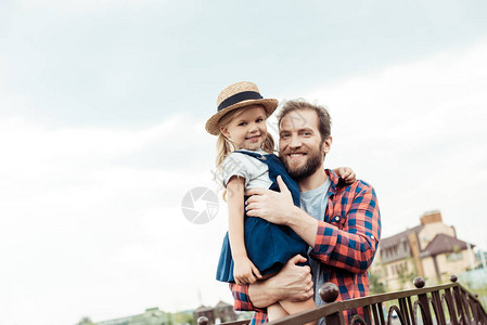 快乐的父亲抱着小女儿图片