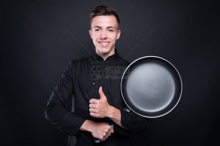 穿制服的英俊男厨师图片