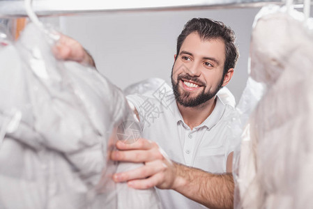 在仓库的干洗工人衣着装在塑图片