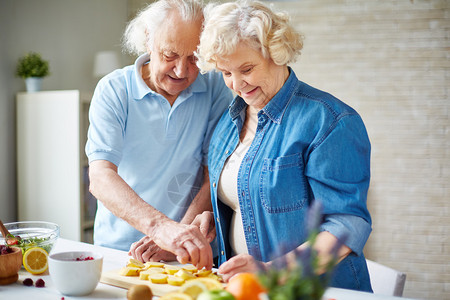 快乐的老年男女在里种水果幸福图片