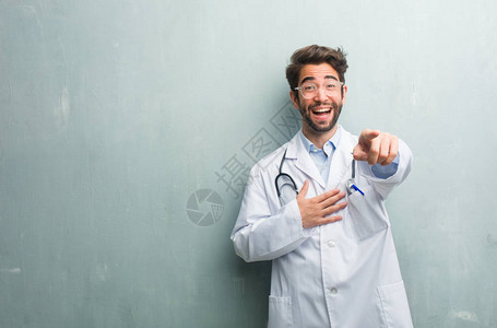 年轻友善的医生男子反对墙壁图片
