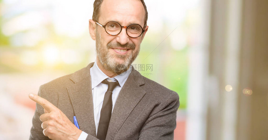 老师用戴眼镜的人用手图片